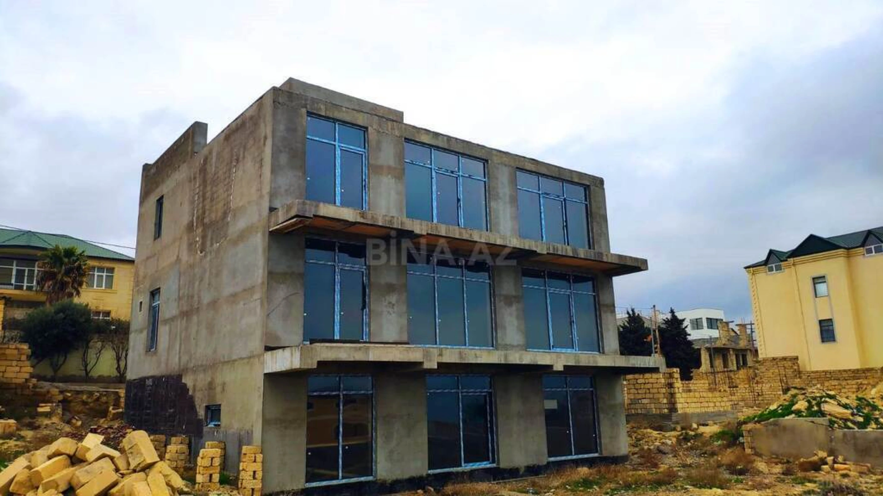 Satılır 10 otaqlı həyət evi 600 m²