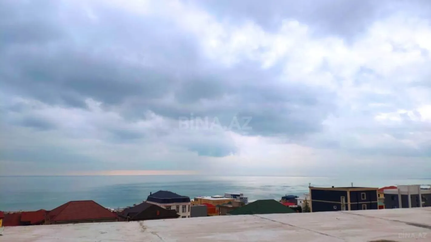 Satılır 10 otaqlı həyət evi 600 m²