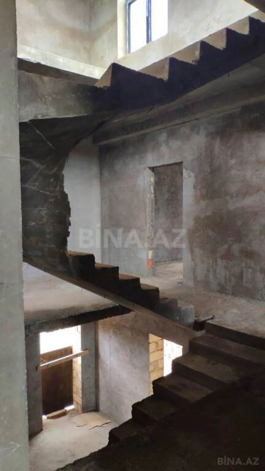 Satılır 10 otaqlı həyət evi 600 m²