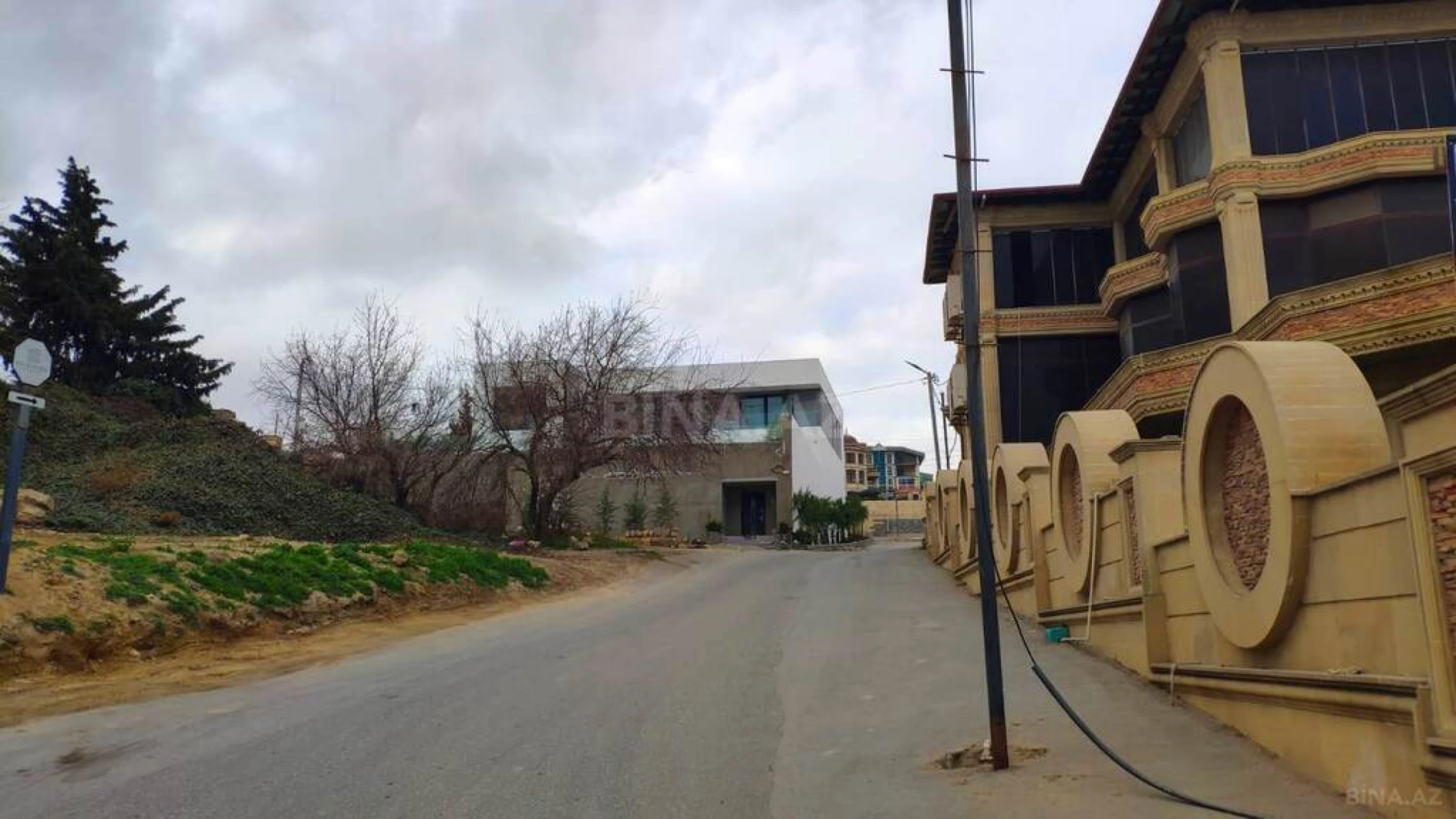 Satılır 10 otaqlı həyət evi 600 m²