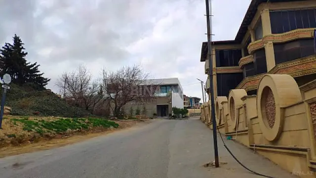 Satılır 10 otaqlı həyət evi 600 m²