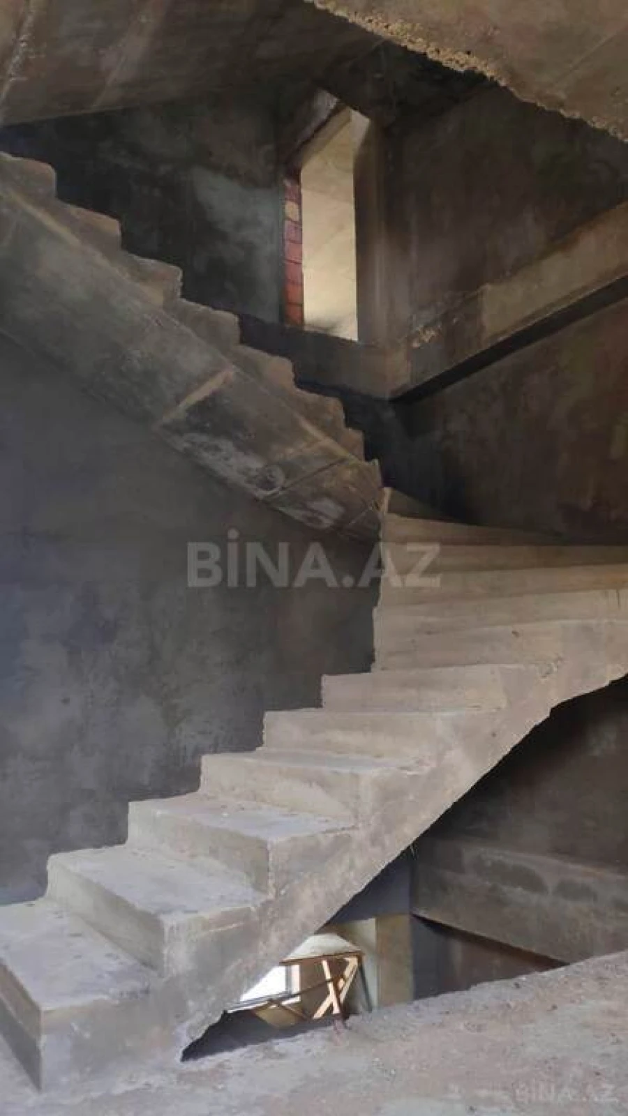 Satılır 10 otaqlı həyət evi 600 m²