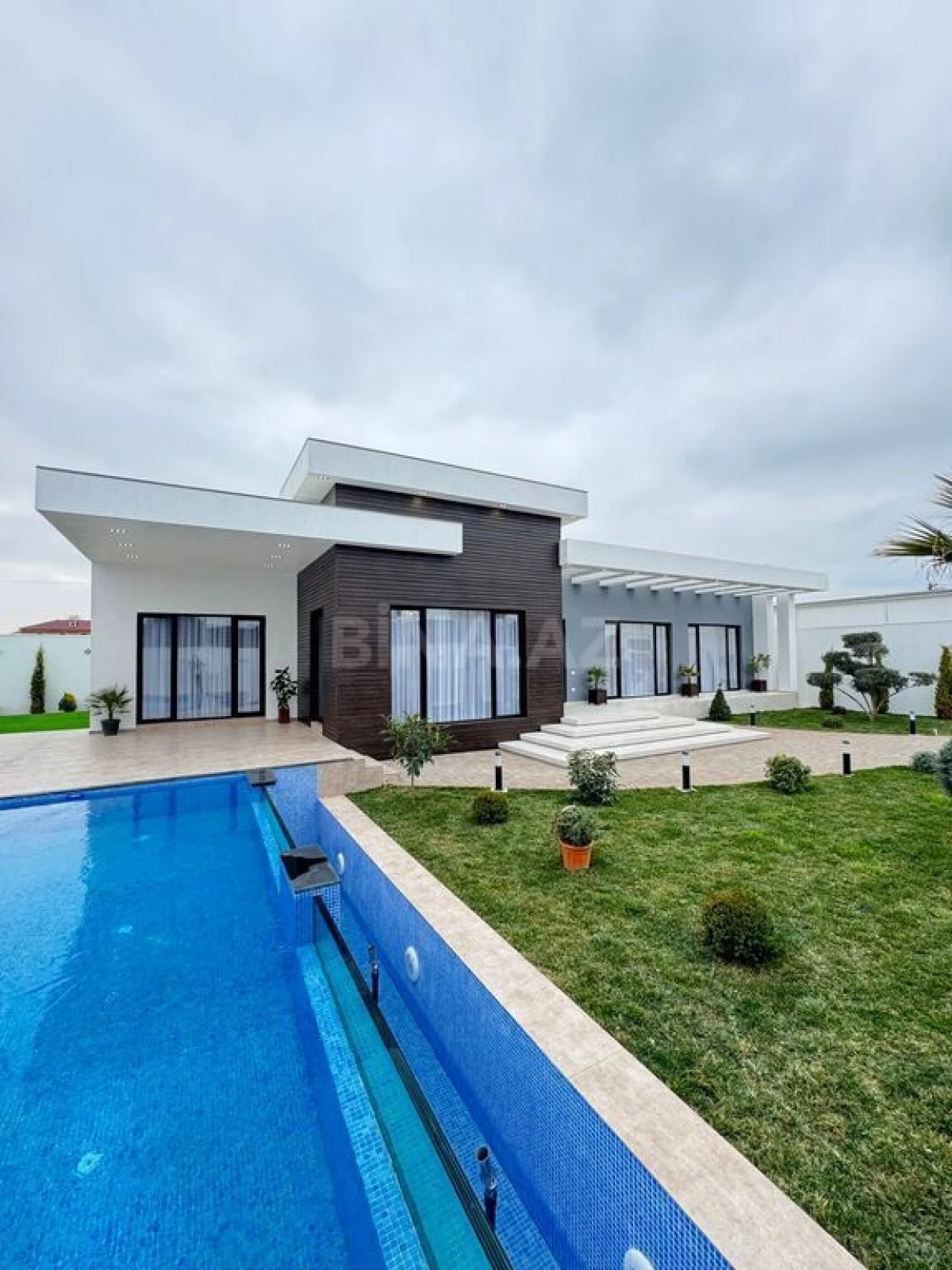 Satılır 5 otaqlı həyət evi 260 m²