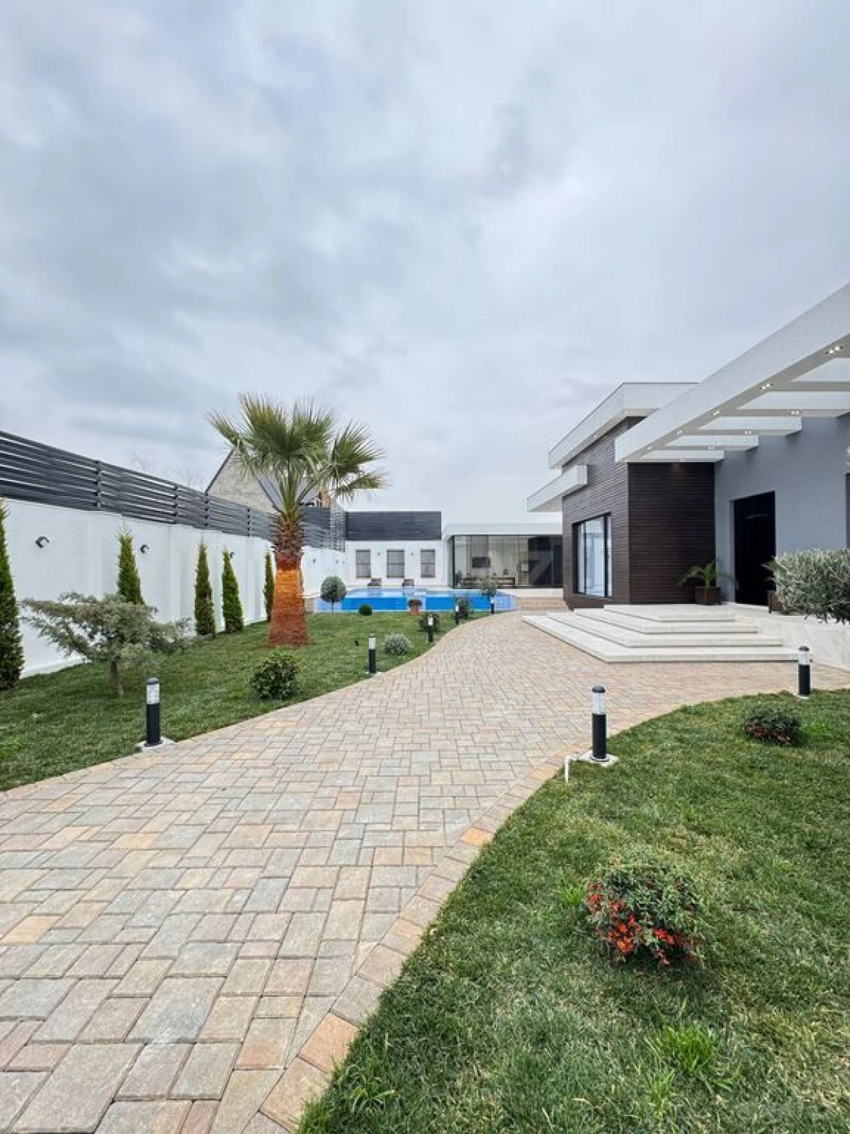 Satılır 5 otaqlı həyət evi 260 m²