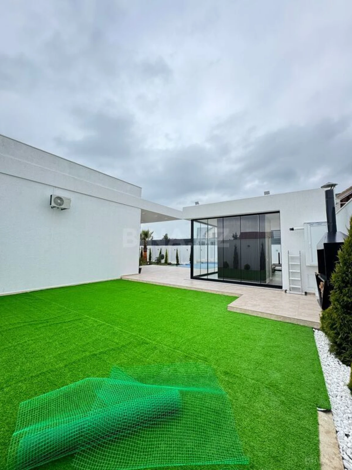 Satılır 5 otaqlı həyət evi 260 m²