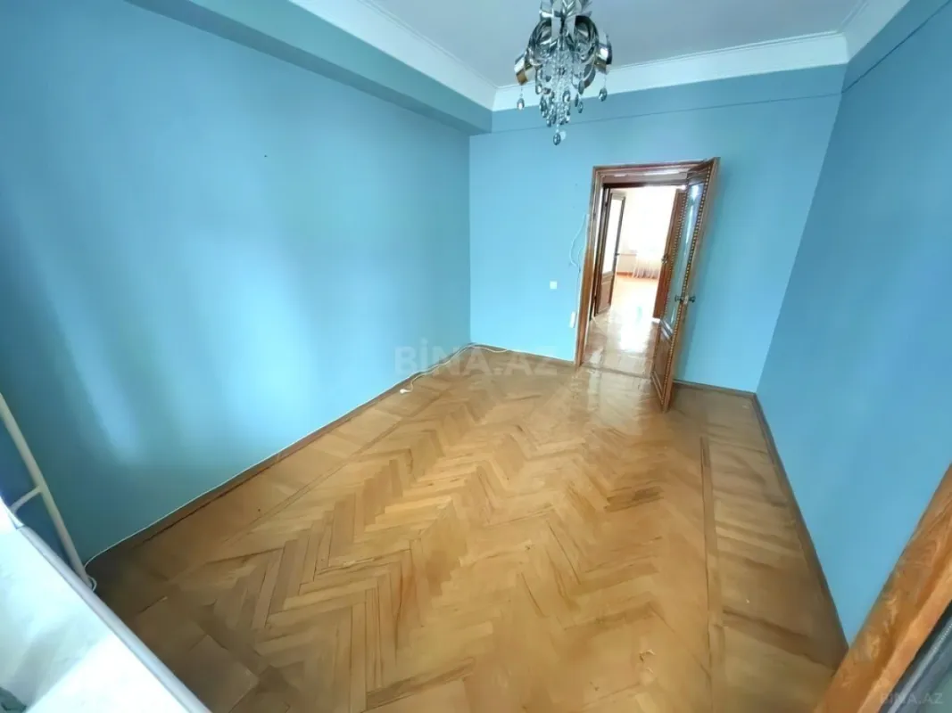 Satılır 5 otaqlı mənzil 200 m²