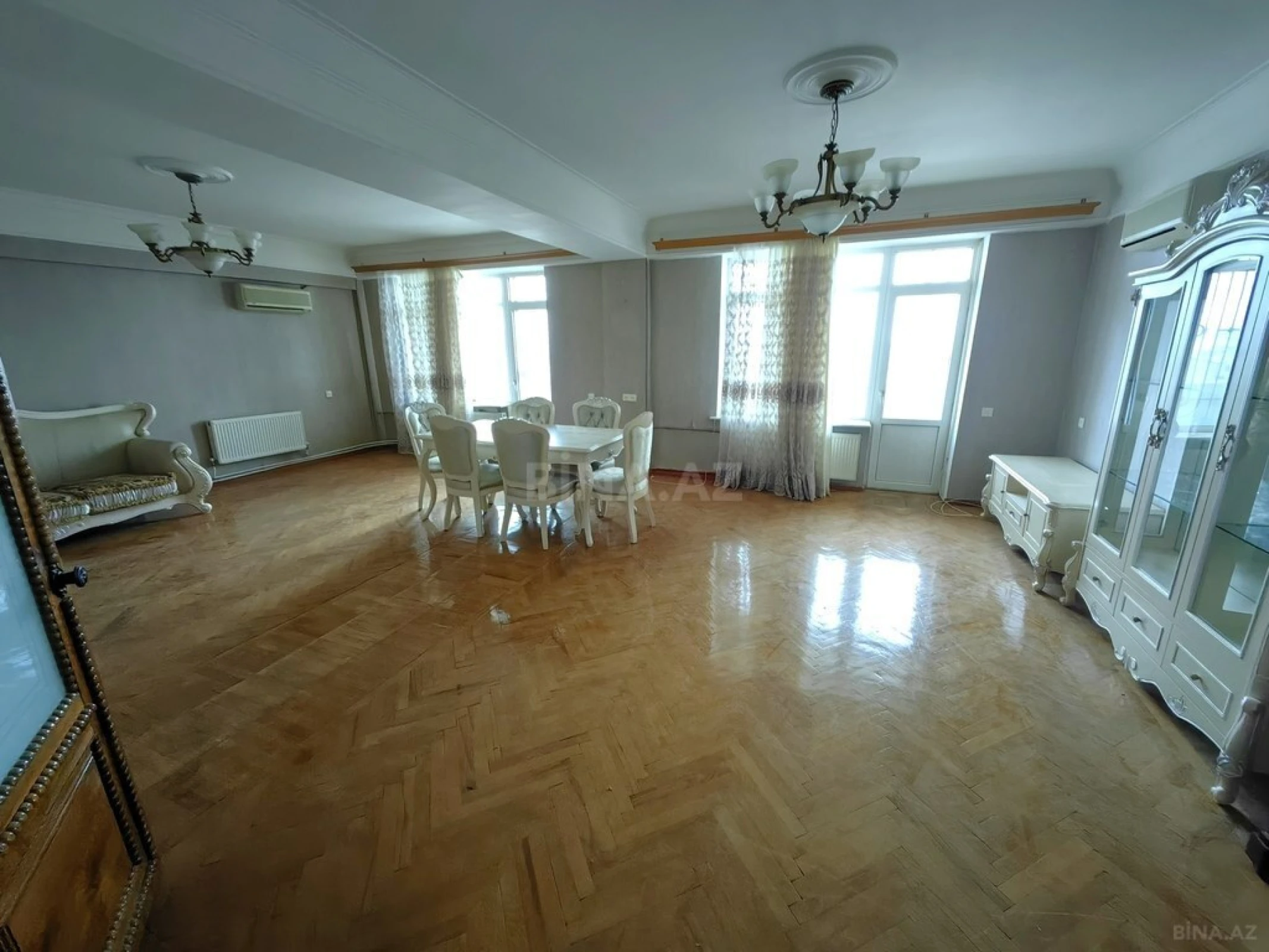 Satılır 5 otaqlı mənzil 200 m²