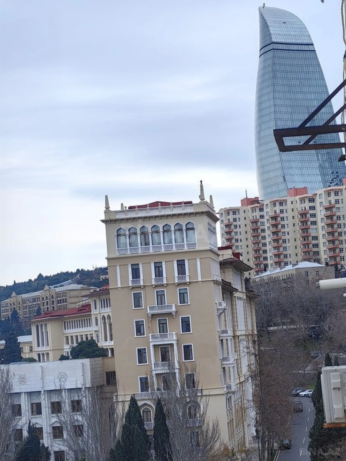 Satılır 5 otaqlı mənzil 200 m²