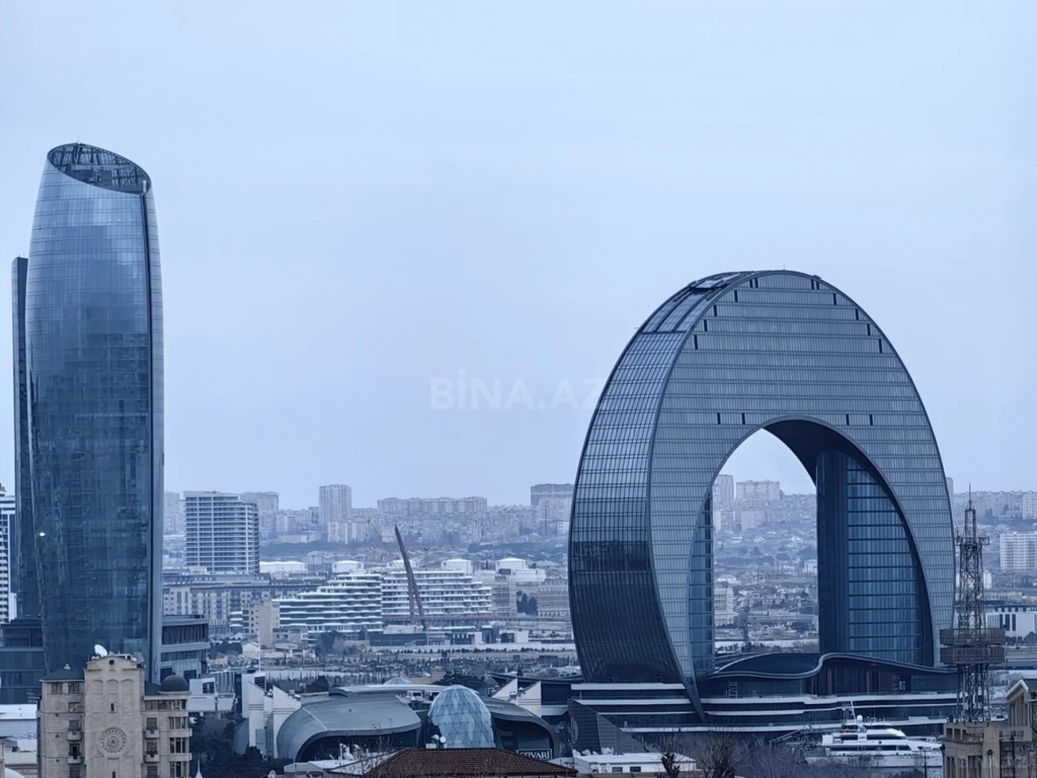 Satılır 5 otaqlı mənzil 200 m²