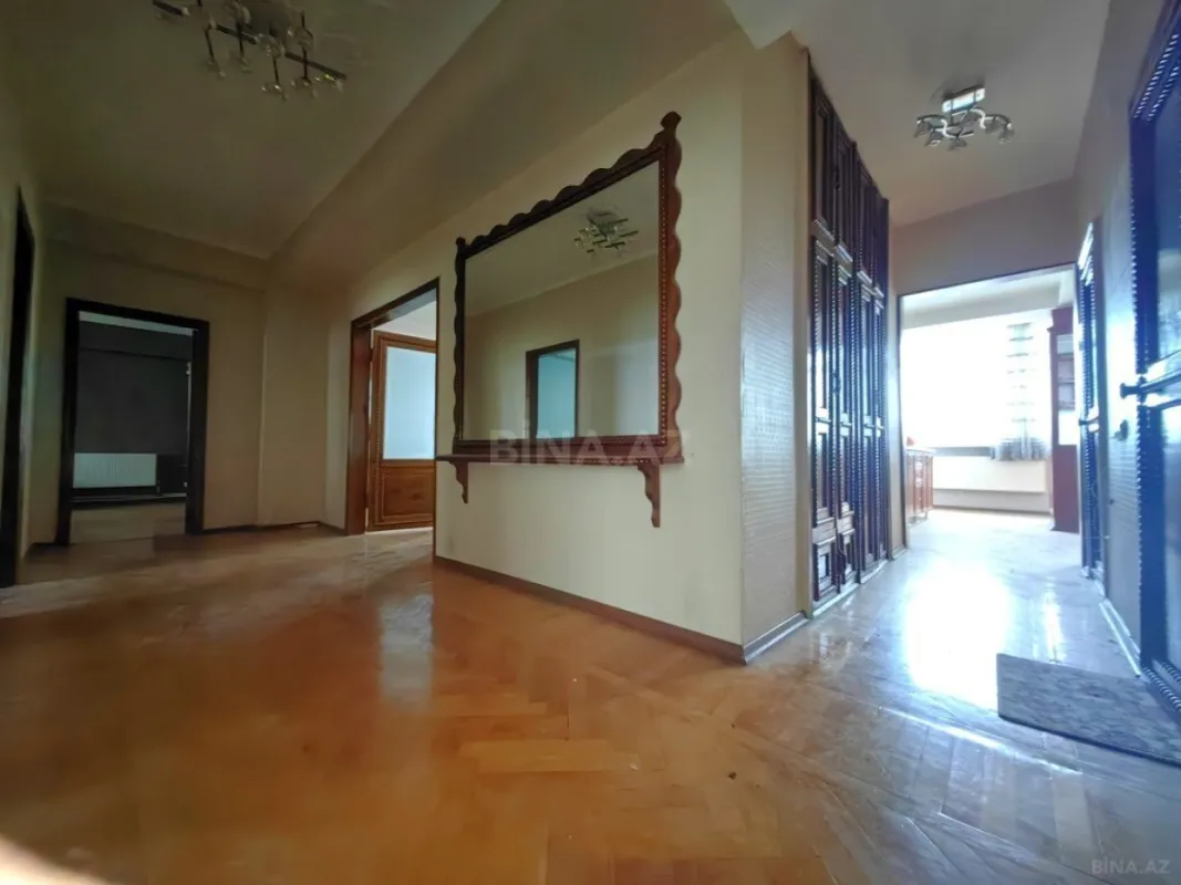 Satılır 5 otaqlı mənzil 200 m²