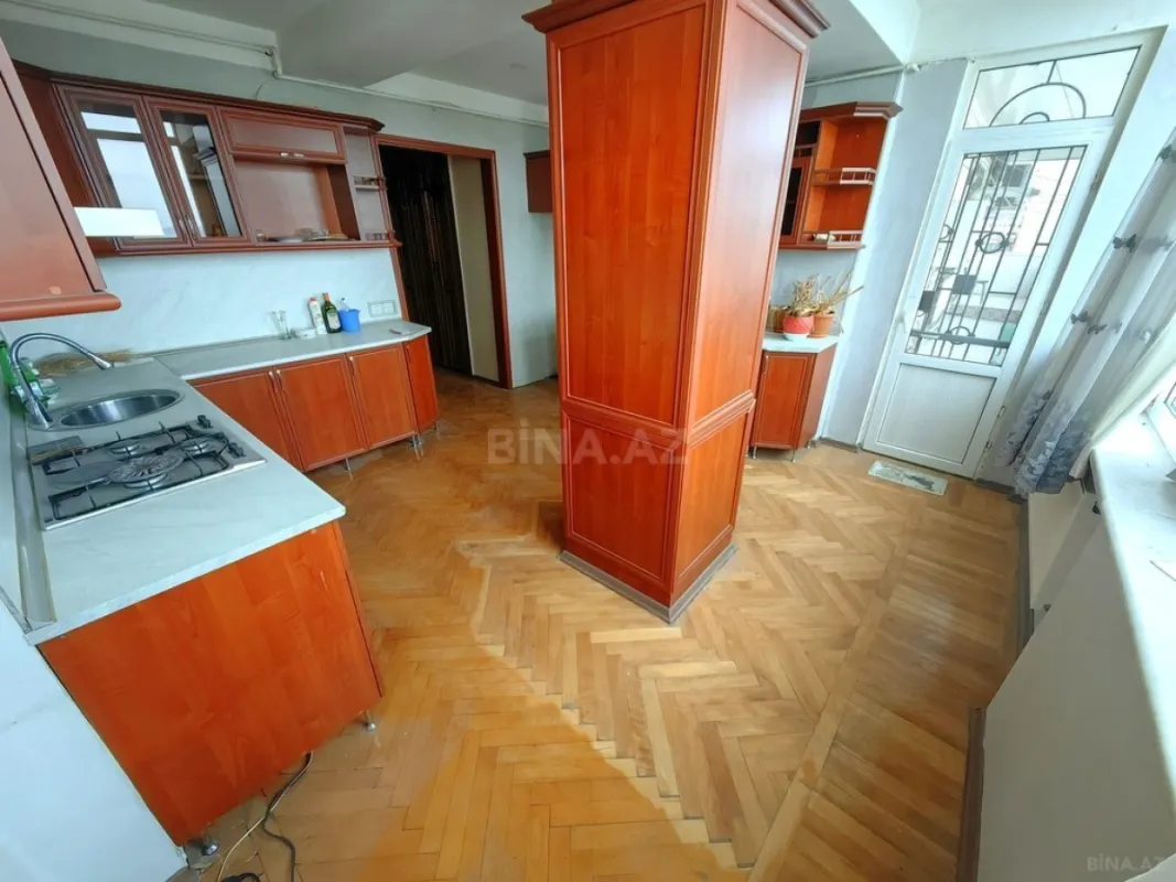 Satılır 5 otaqlı mənzil 200 m²
