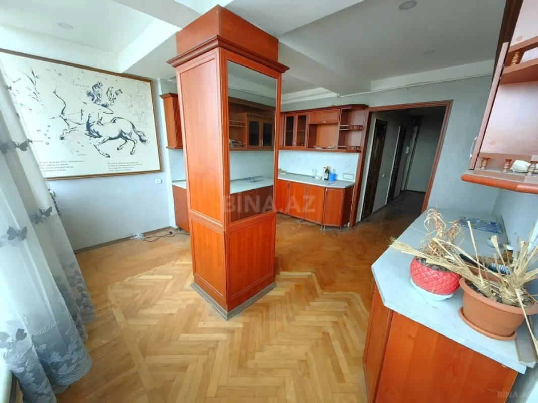 Satılır 5 otaqlı mənzil 200 m²