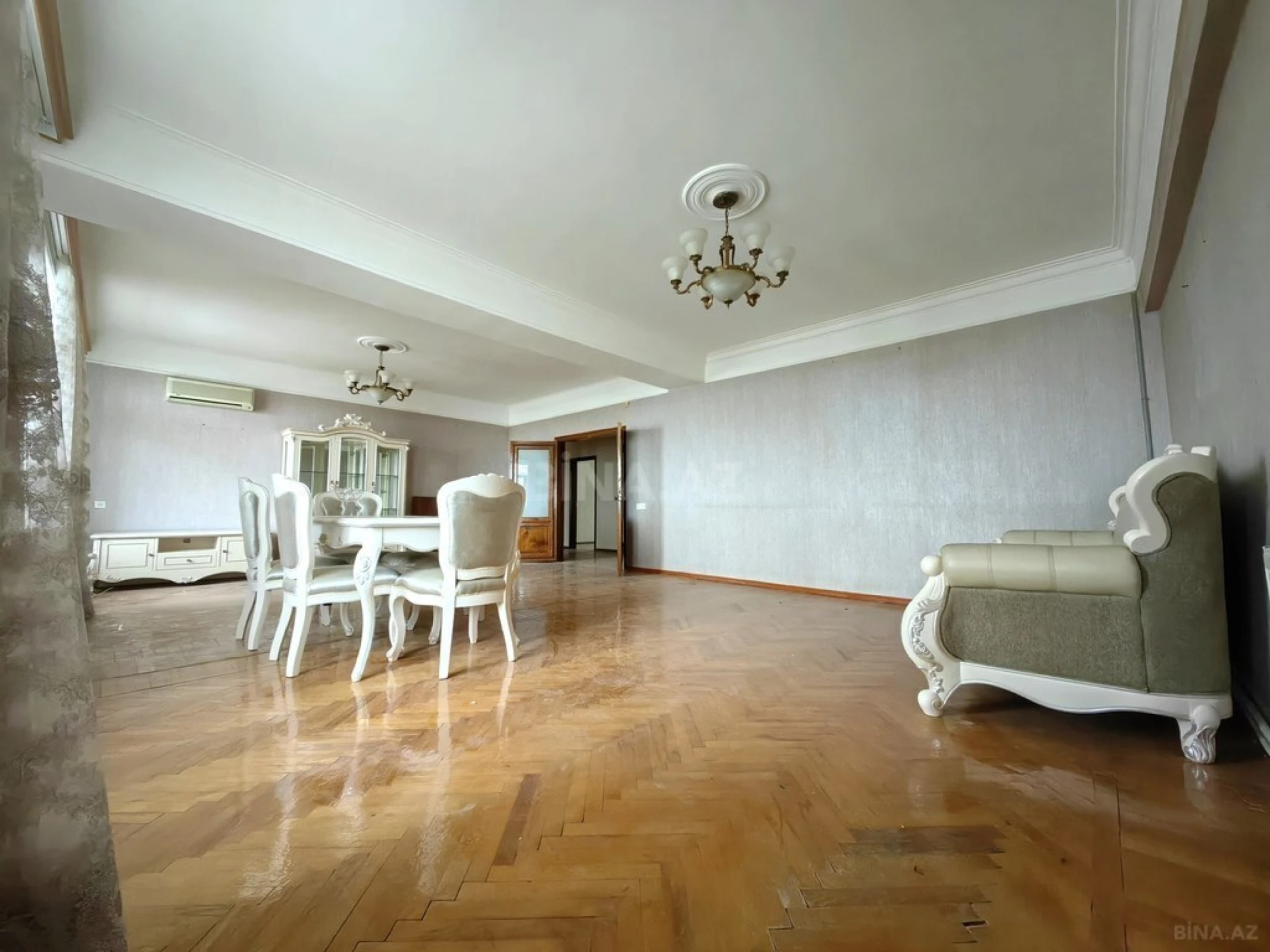 Satılır 5 otaqlı mənzil 200 m²