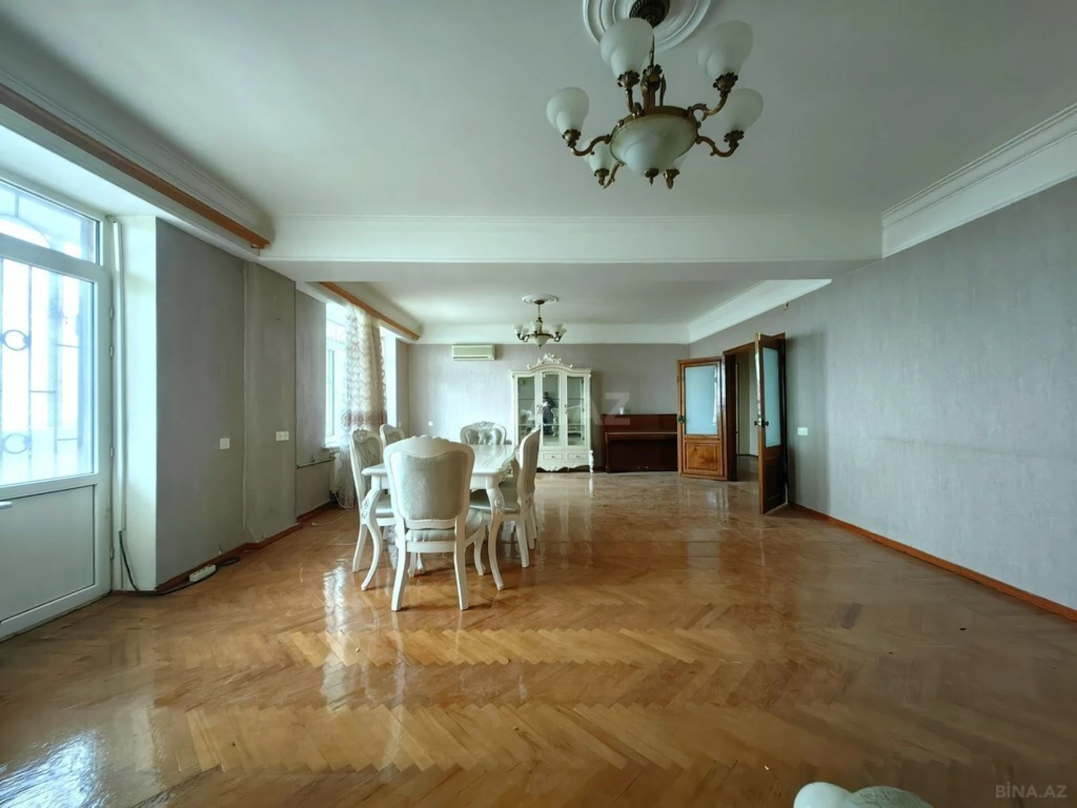 Satılır 5 otaqlı mənzil 200 m²