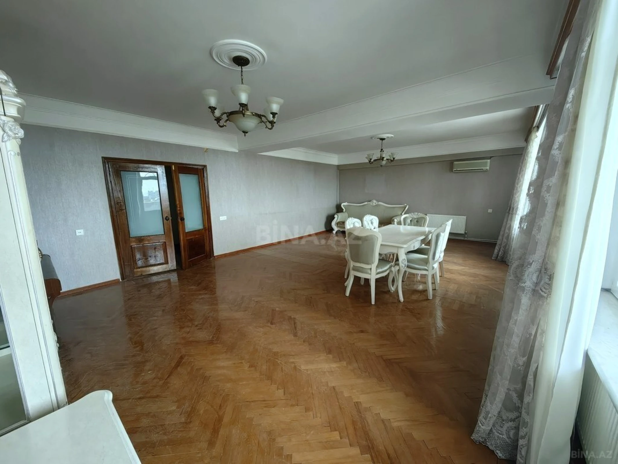 Satılır 5 otaqlı mənzil 200 m²