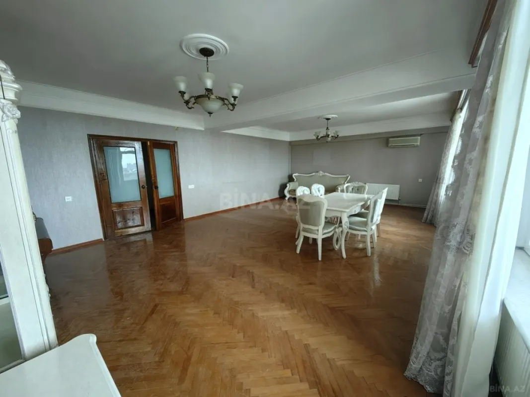 Satılır 5 otaqlı mənzil 200 m²