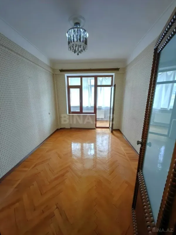 Satılır 5 otaqlı mənzil 200 m²