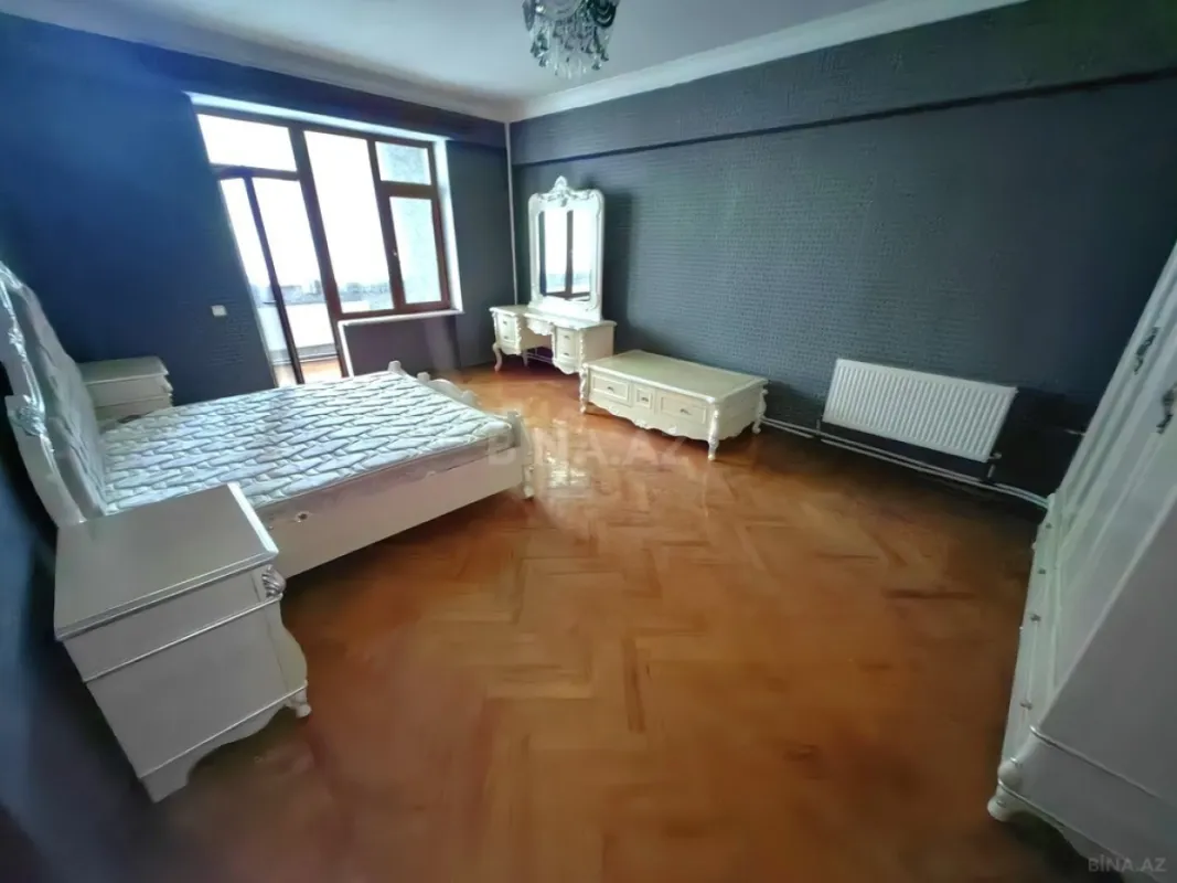 Satılır 5 otaqlı mənzil 200 m²