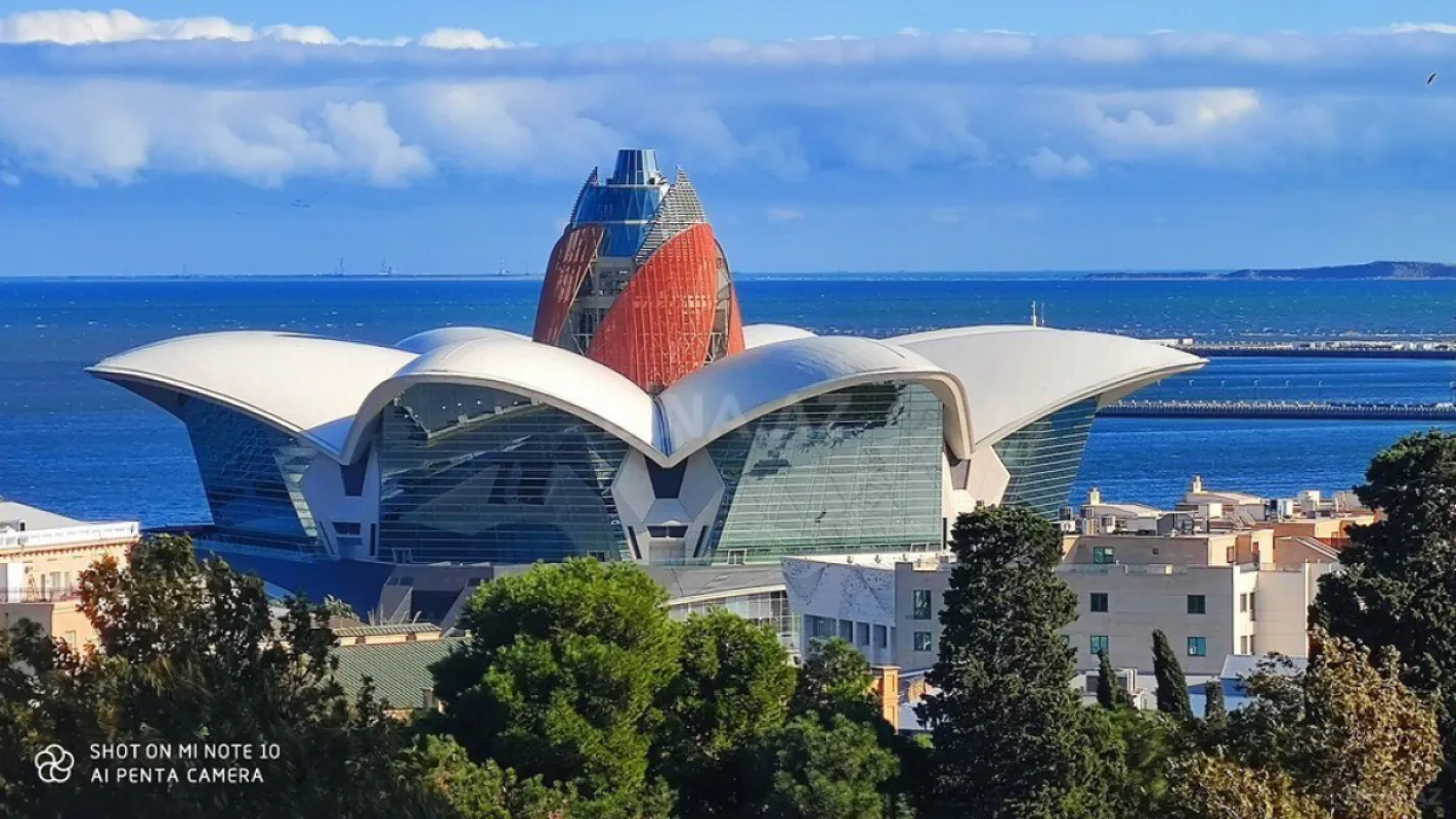 Satılır 5 otaqlı mənzil 200 m²