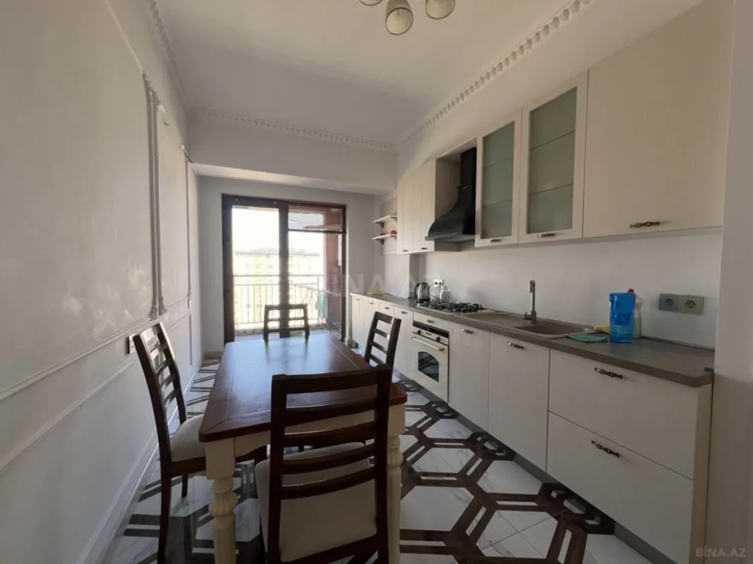 Kirayə verilir 3 otaqlı mənzil 141 m²