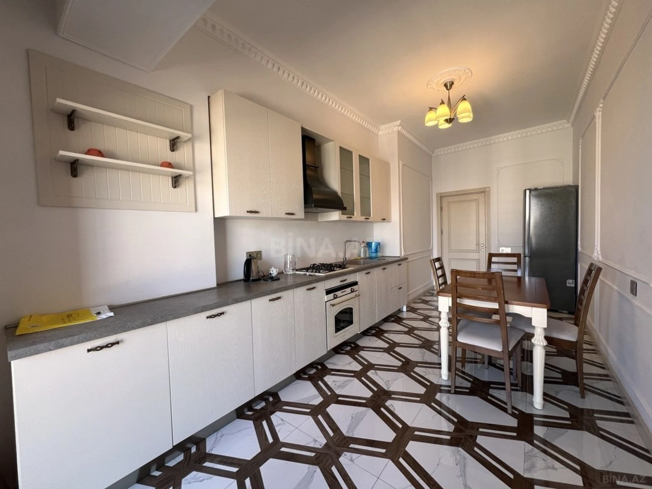 Kirayə verilir 3 otaqlı mənzil 141 m²