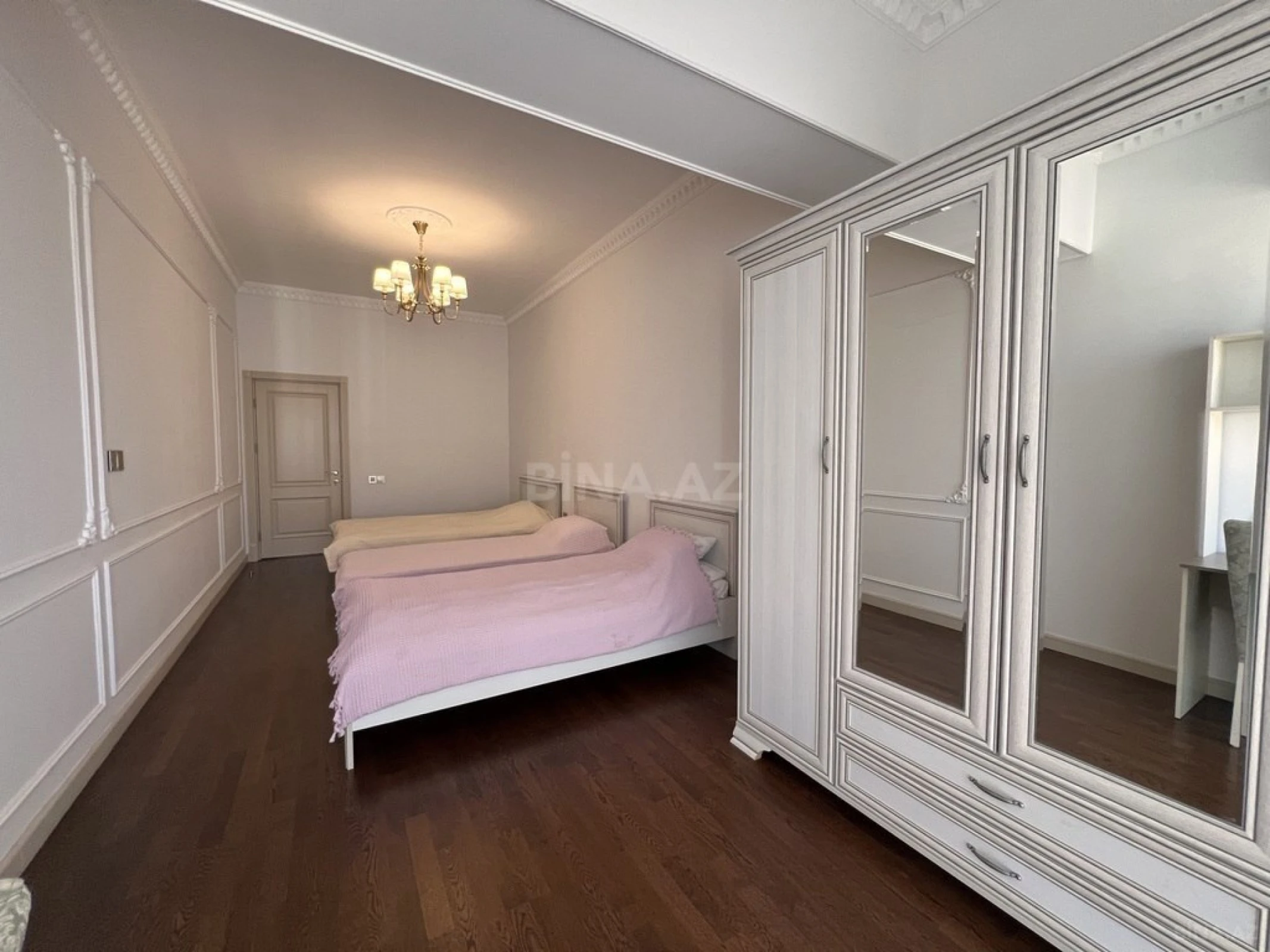 Kirayə verilir 3 otaqlı mənzil 141 m²