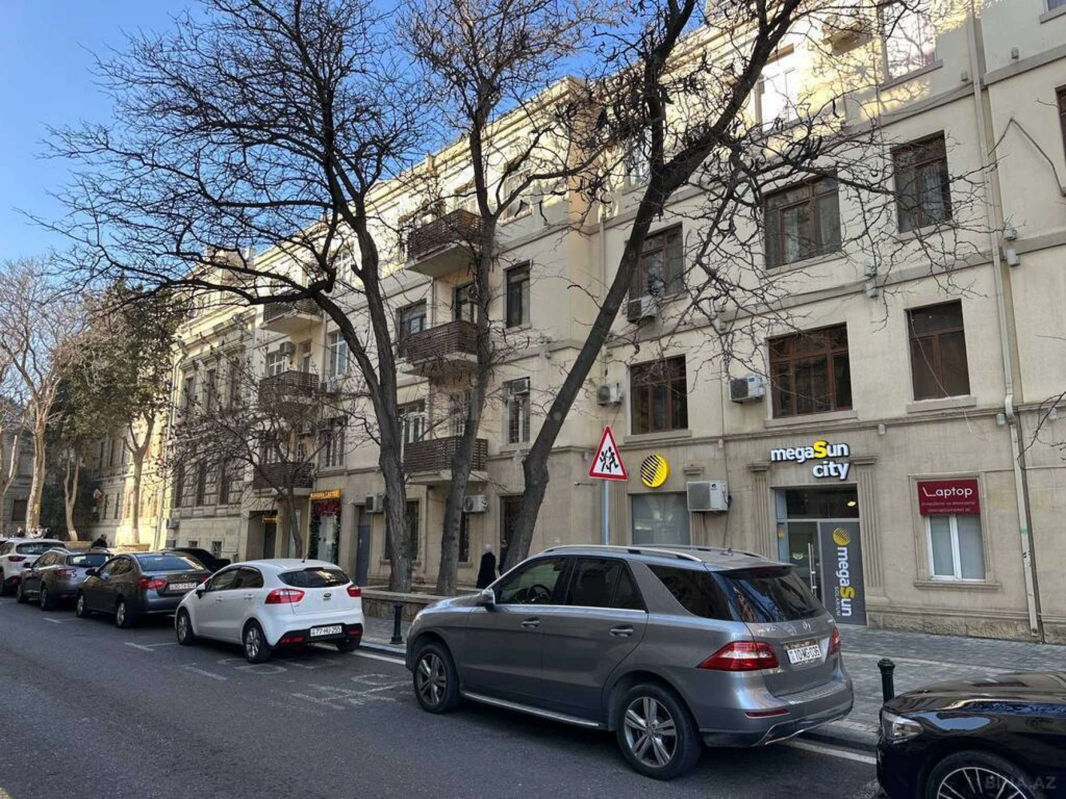 Satılır 3 otaqlı mənzil 103.7 m²