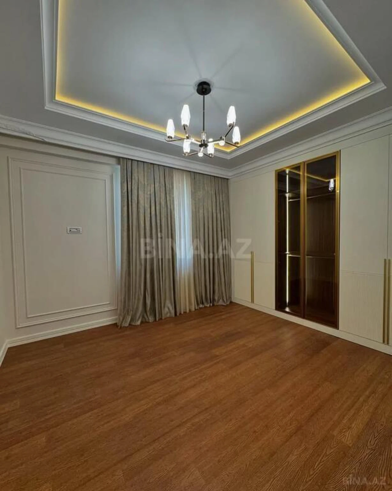 Satılır 4 otaqlı mənzil 179 m²