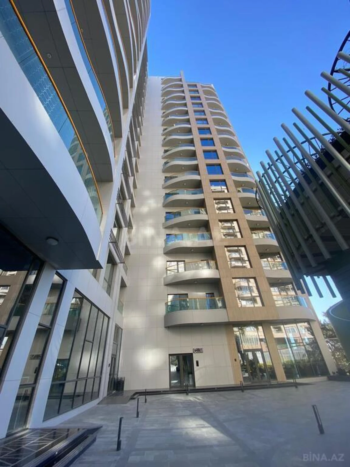 Satılır 3 otaqlı mənzil 220 m²