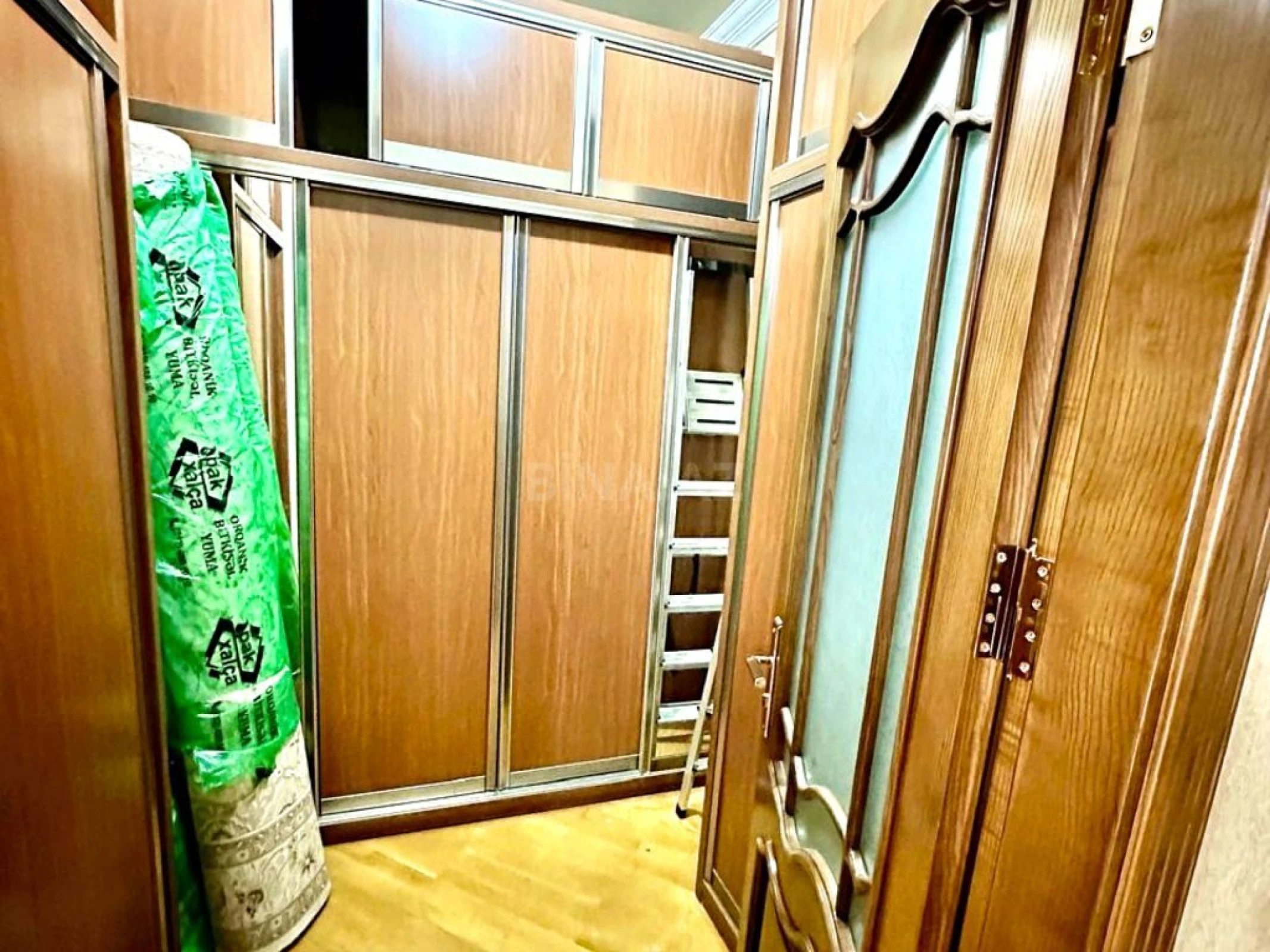 Satılır 5 otaqlı mənzil 242.3 m²