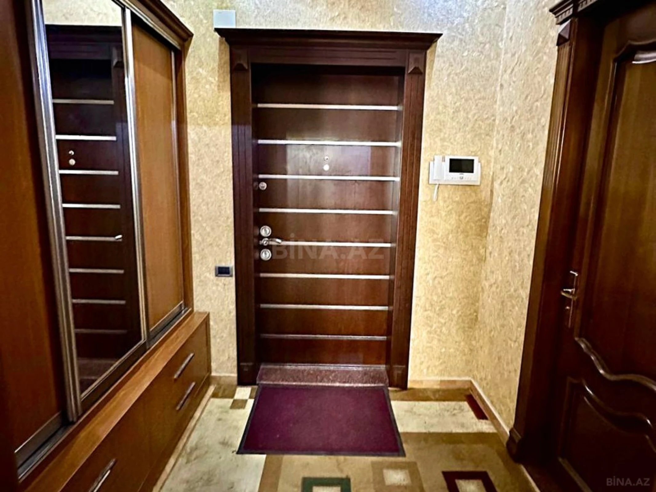 Satılır 5 otaqlı mənzil 242.3 m²