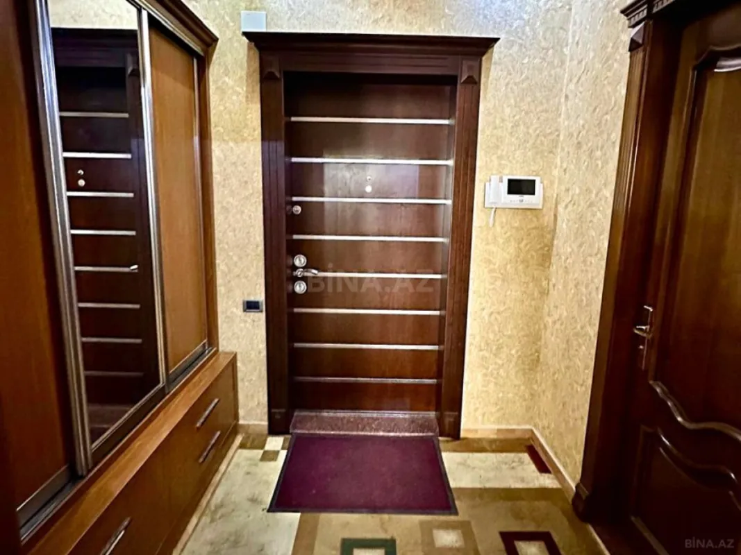 Satılır 5 otaqlı mənzil 242.3 m²