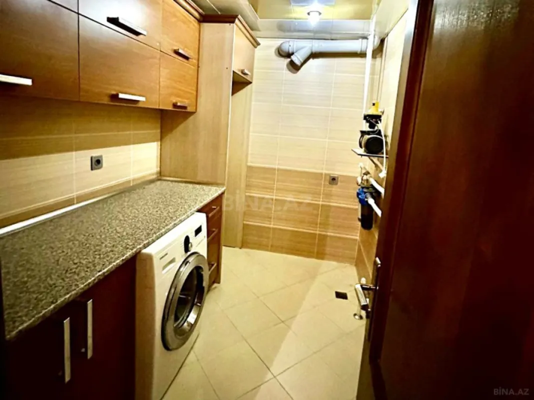 Satılır 5 otaqlı mənzil 242.3 m²