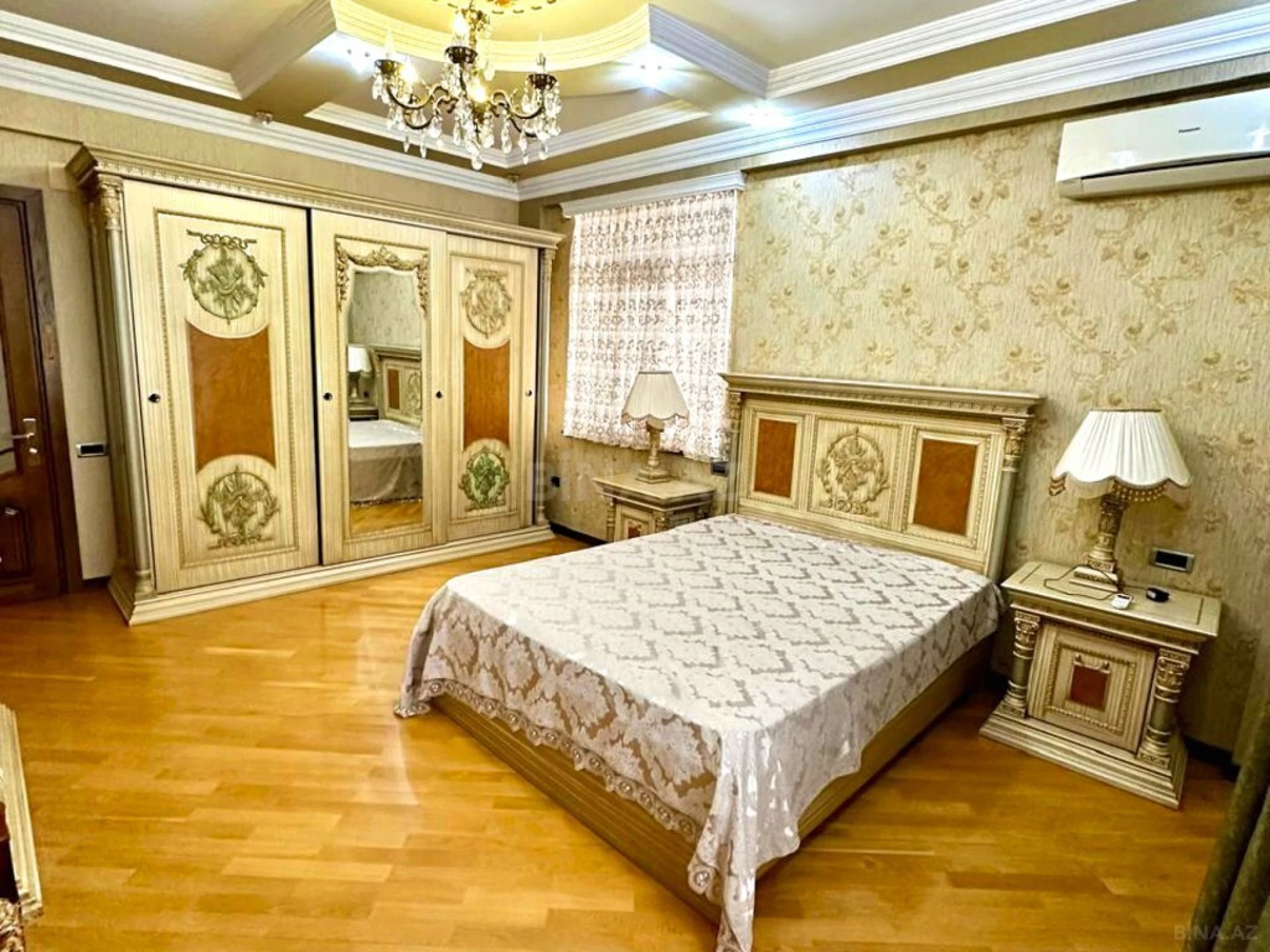 Satılır 5 otaqlı mənzil 242.3 m²