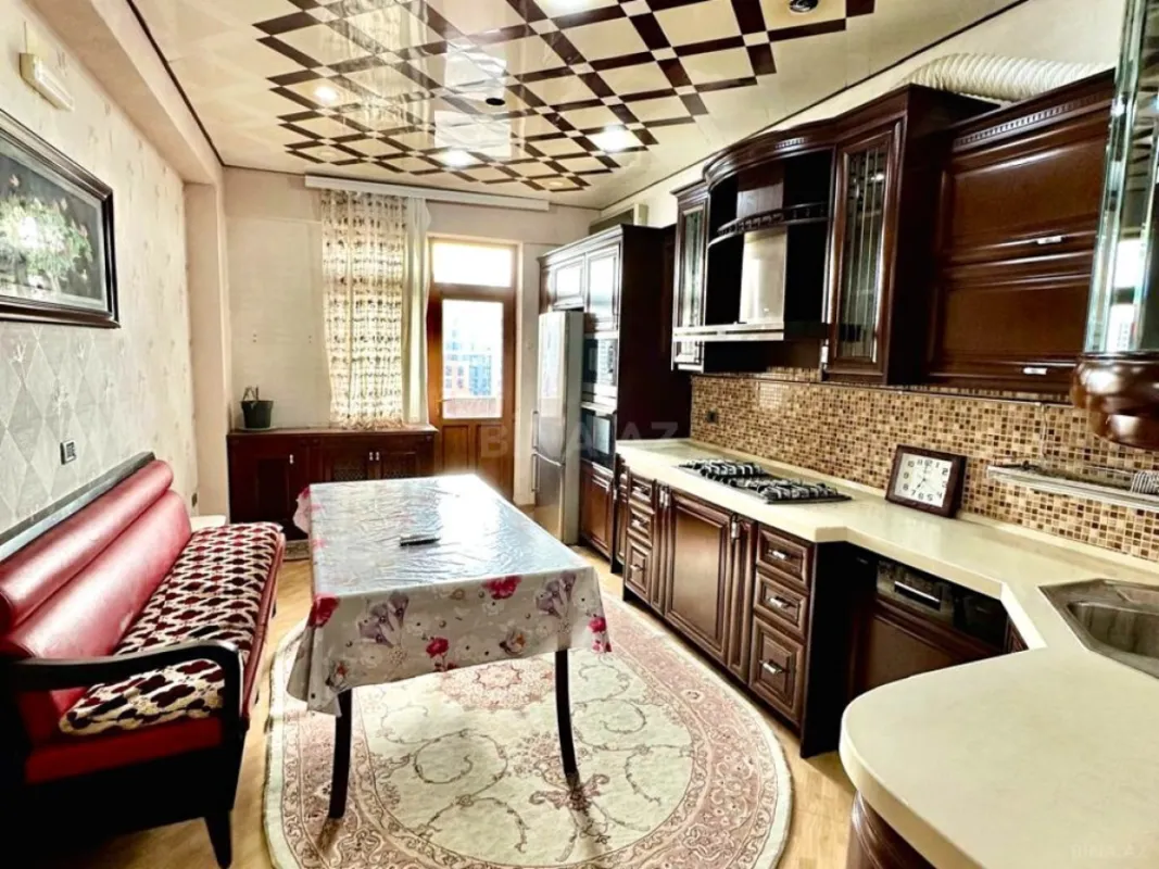 Satılır 5 otaqlı mənzil 242.3 m²
