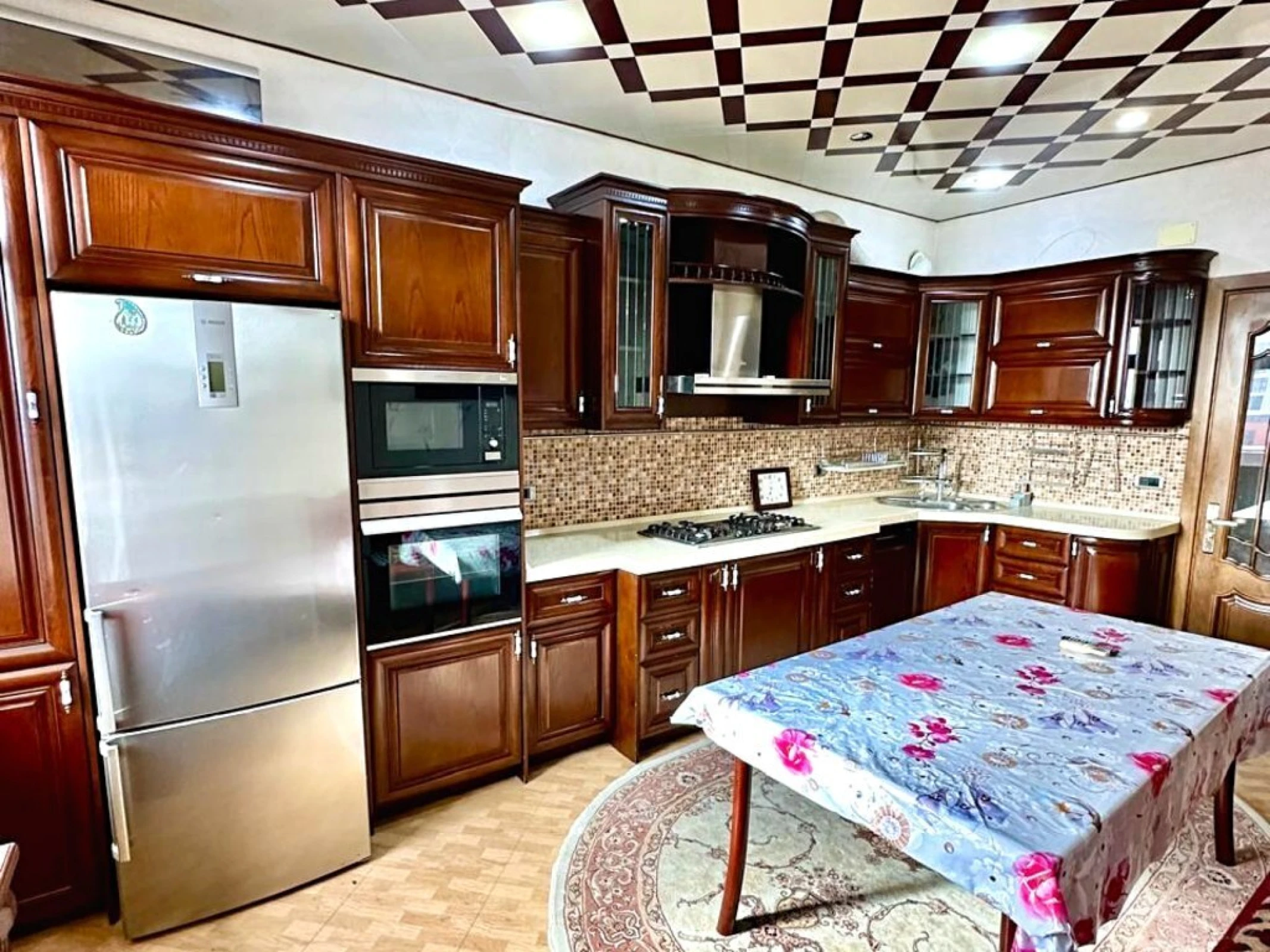 Satılır 5 otaqlı mənzil 242.3 m²