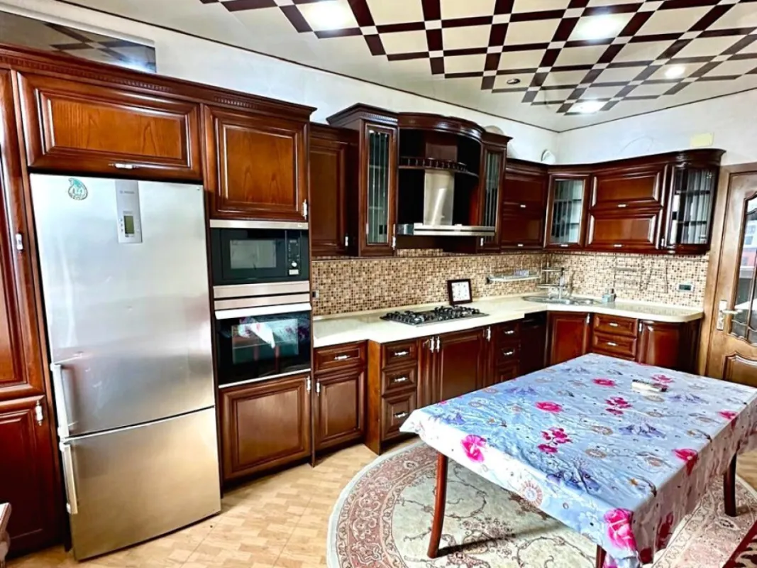 Satılır 5 otaqlı mənzil 242.3 m²
