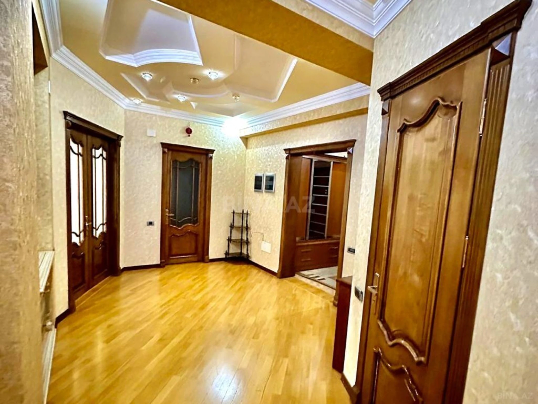Satılır 5 otaqlı mənzil 242.3 m²