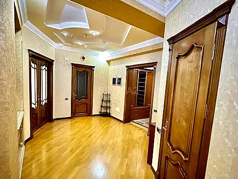 Satılır 5 otaqlı mənzil 242.3 m²