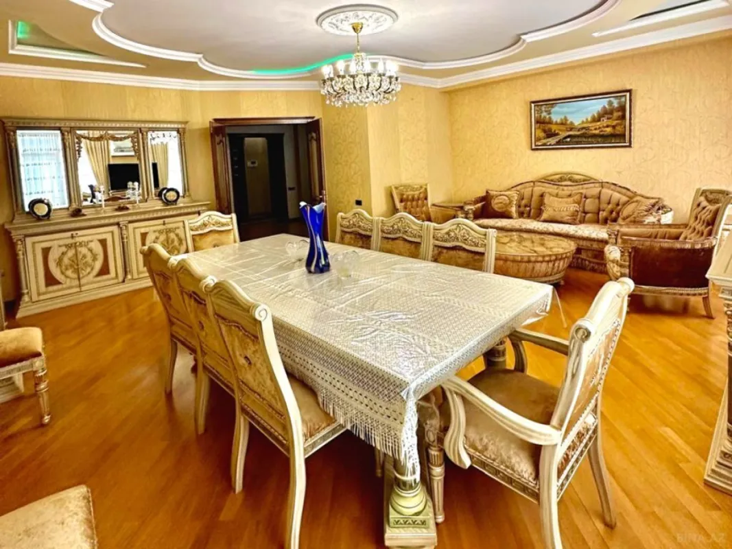 Satılır 5 otaqlı mənzil 242.3 m²