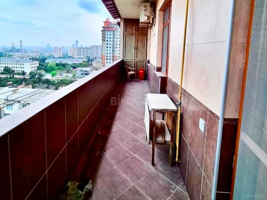 Satılır 5 otaqlı mənzil 242.3 m²