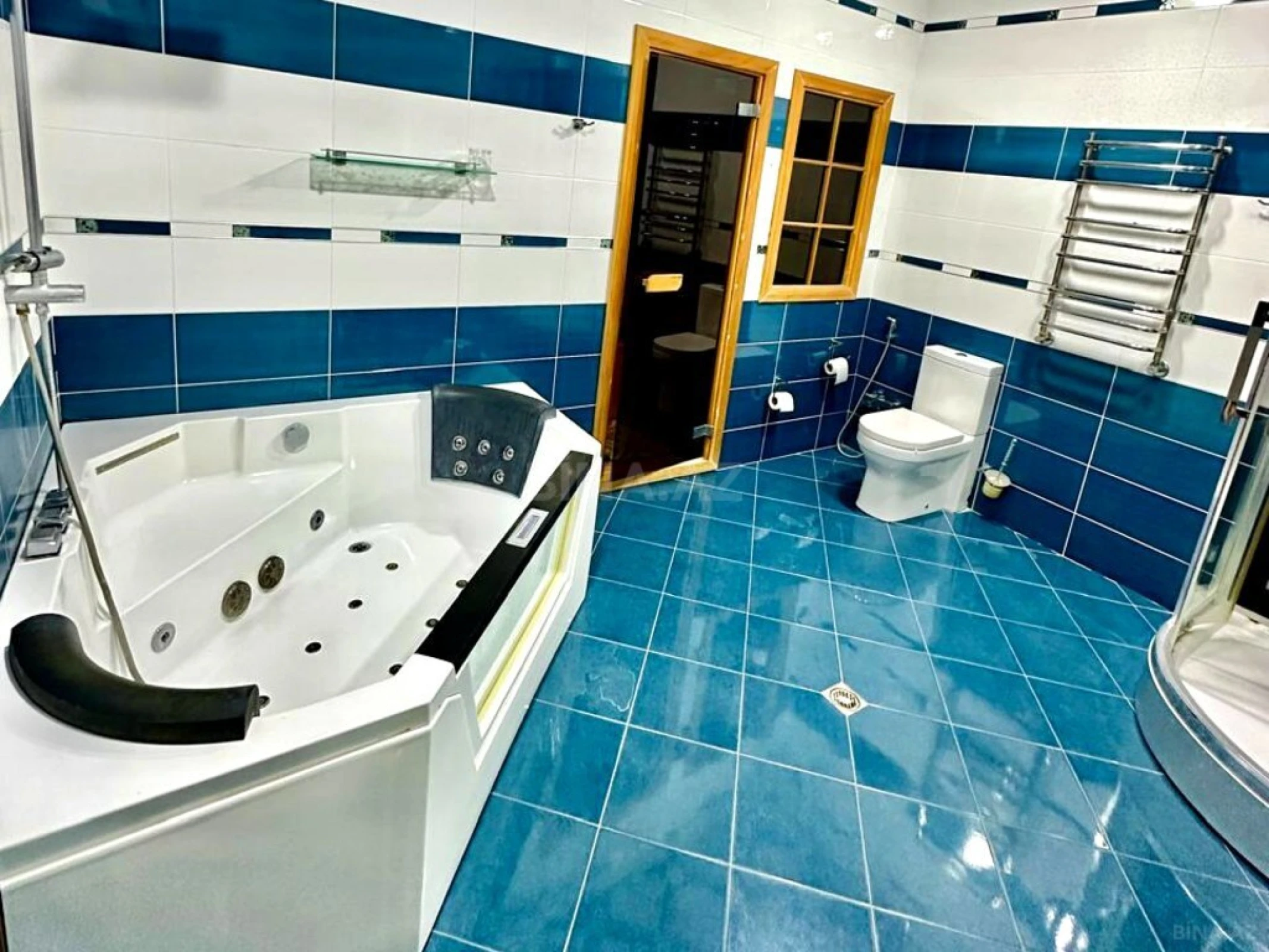 Satılır 5 otaqlı mənzil 242.3 m²