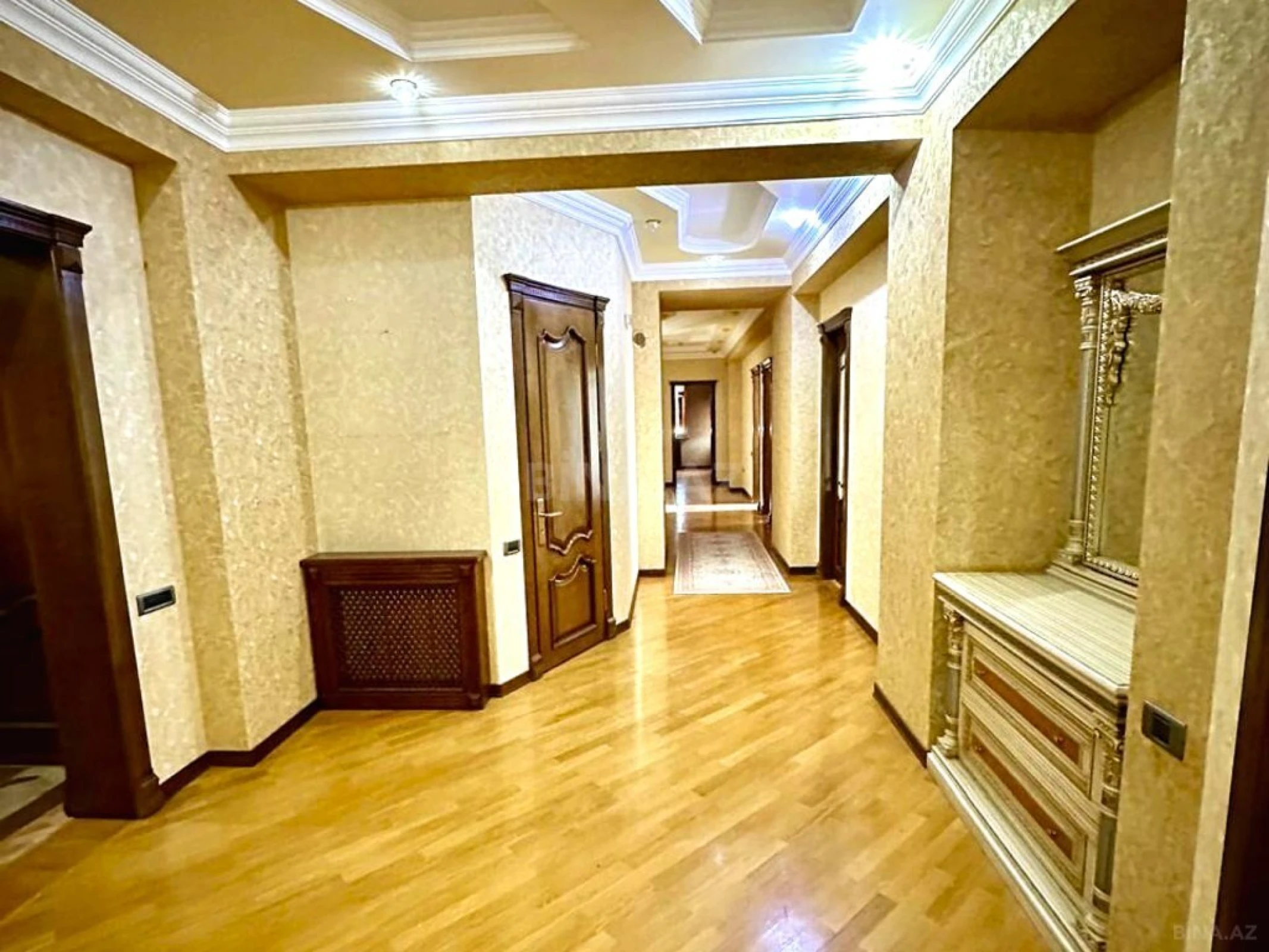 Satılır 5 otaqlı mənzil 242.3 m²