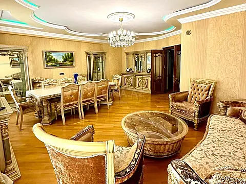 Satılır 5 otaqlı mənzil 242.3 m²