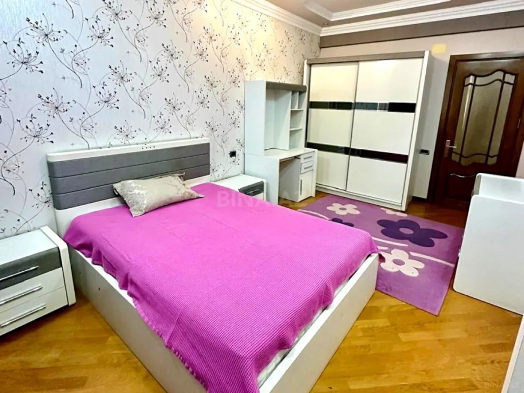 Satılır 5 otaqlı mənzil 242.3 m²