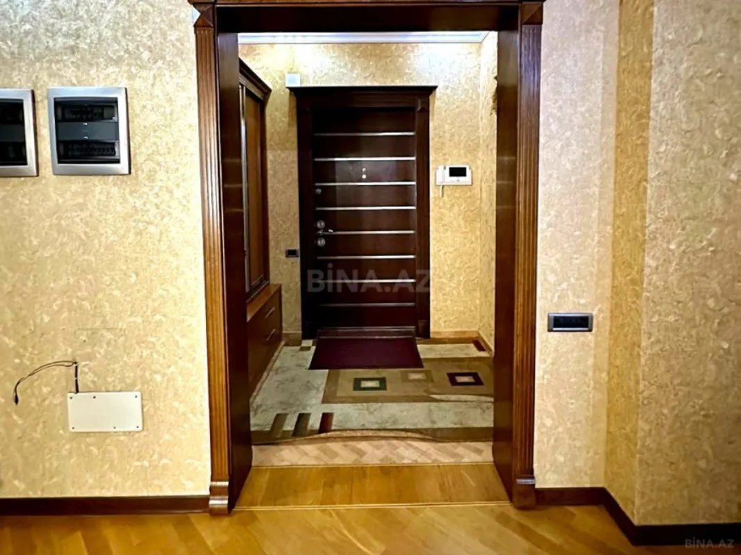 Satılır 5 otaqlı mənzil 242.3 m²