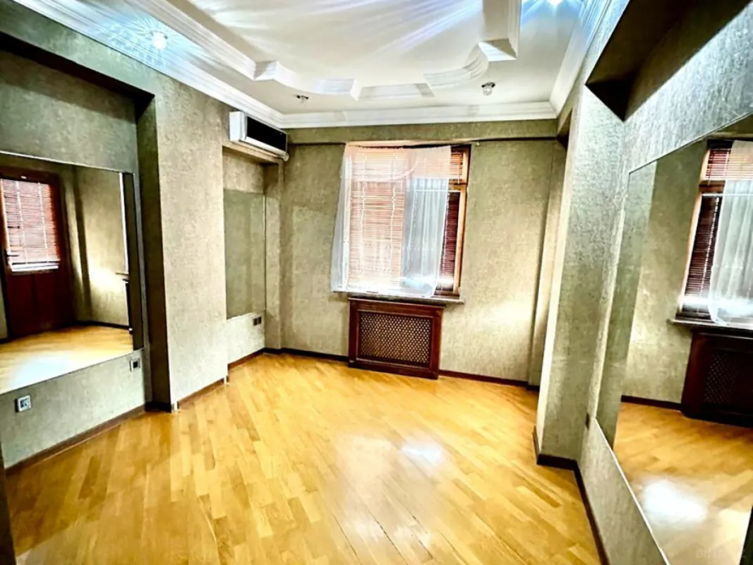 Satılır 5 otaqlı mənzil 242.3 m²