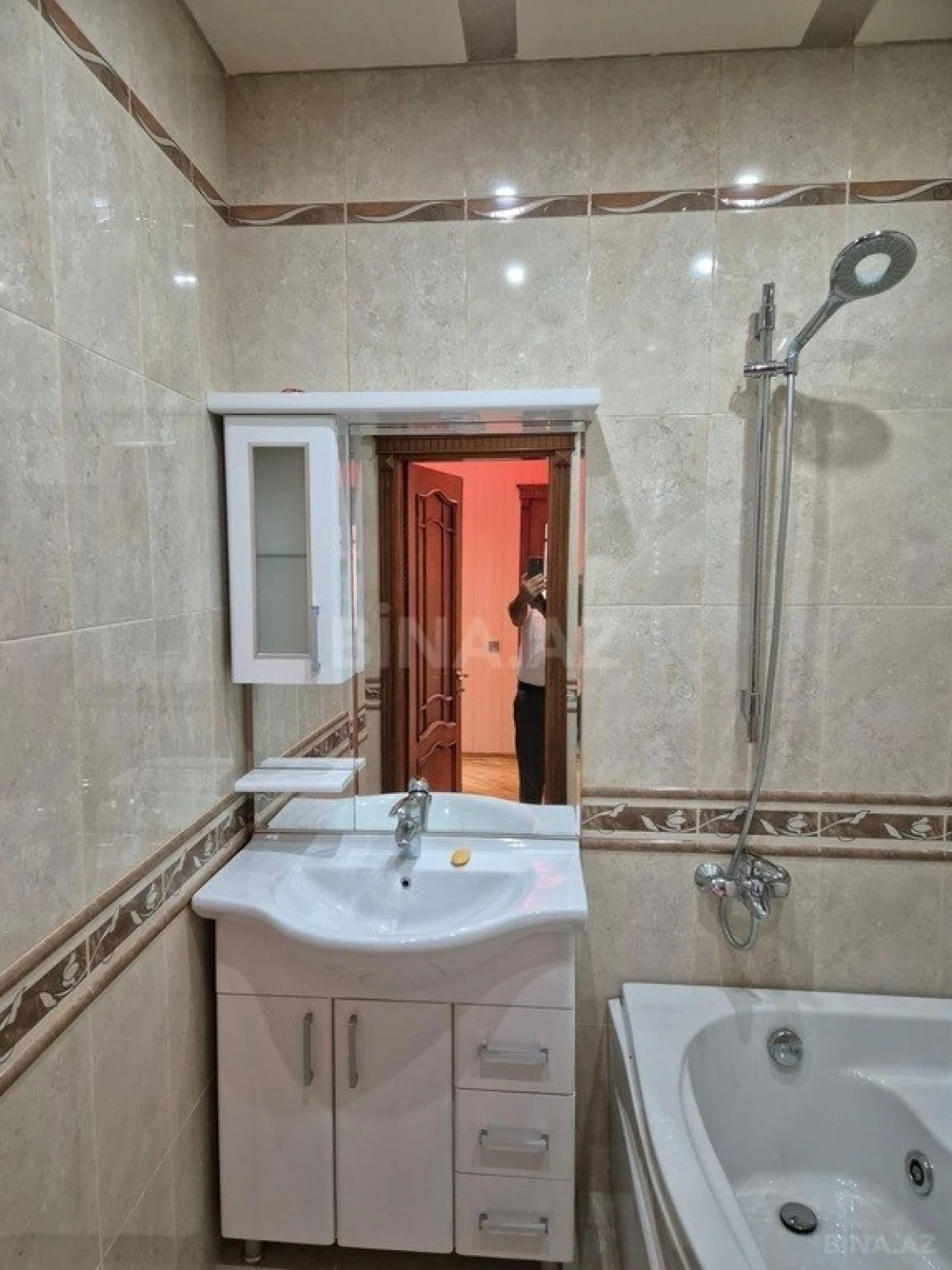 Satılır 3 otaqlı mənzil 129 m²