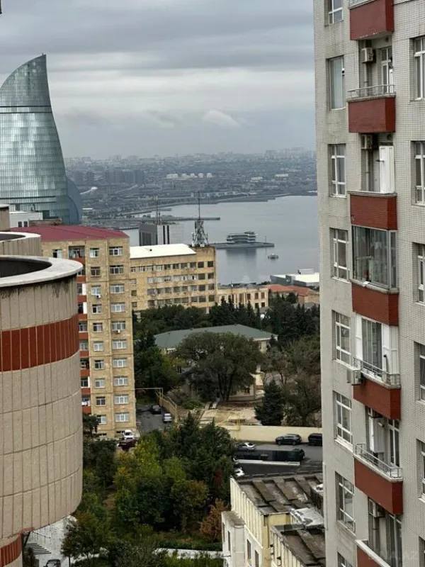 Satılır 2 otaqlı mənzil 100 m²