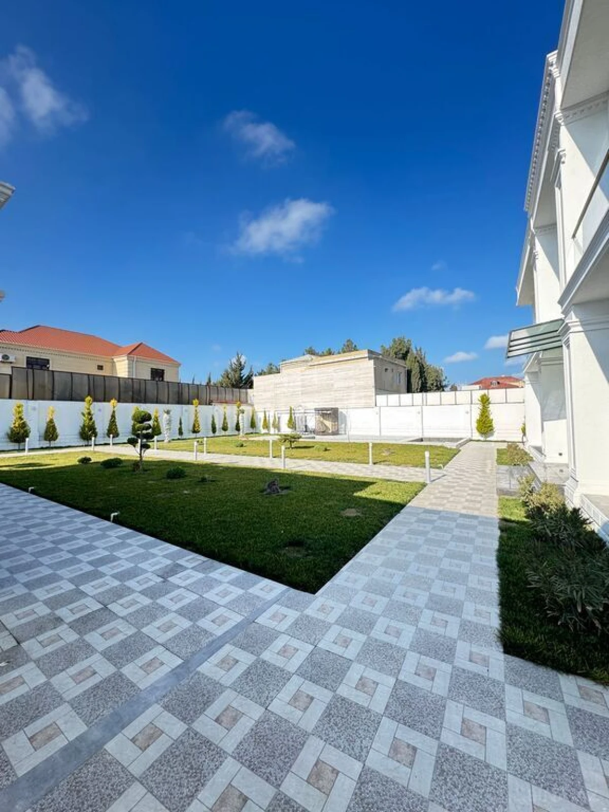 Satılır 5 otaqlı həyət evi 450 m²